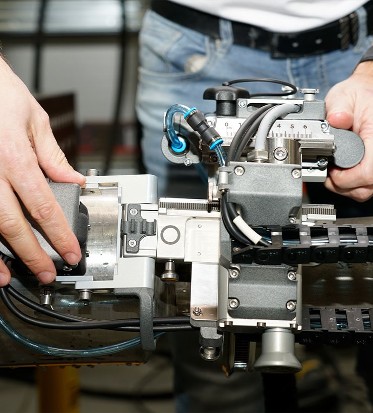 Automatizovaný manipulátor pro PAUT testování trysek pohonů regulačních tyčí na&nbsp;hlavě reaktoru WWER 440