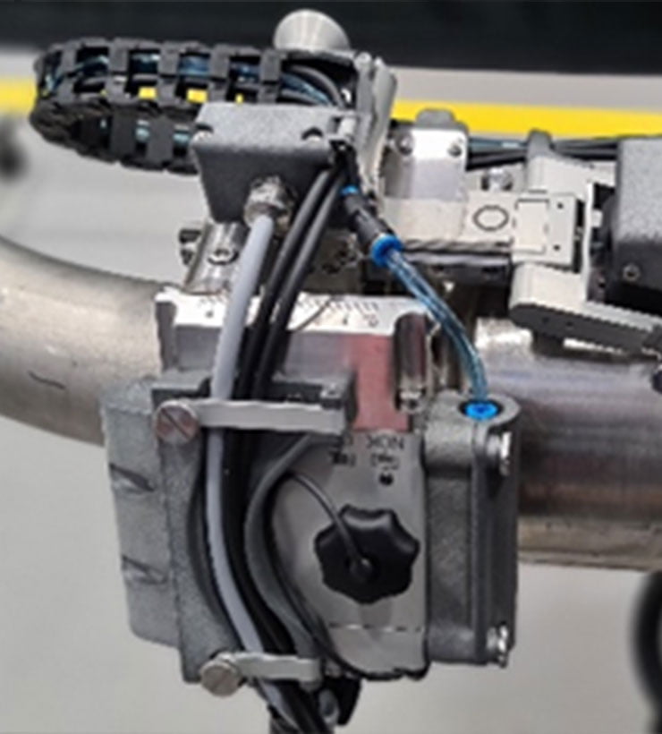 Manipulátor pro ultrazvukové testování dlabů nízkotlakých lopatek turbín