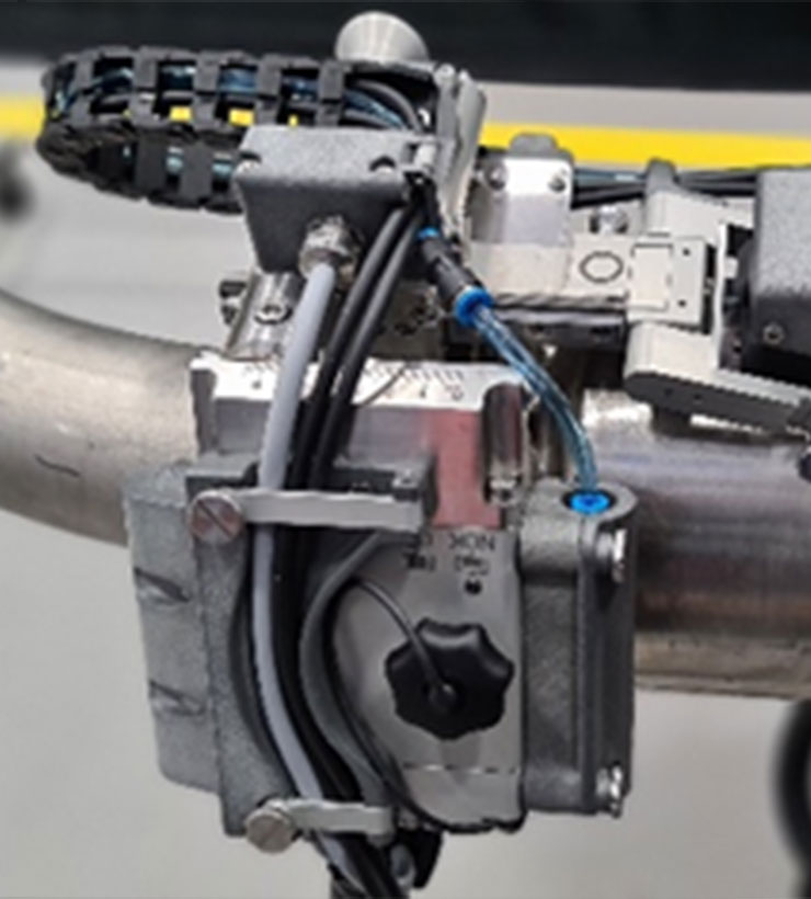 Manipulátor pro ultrazvukové testování dlabů nízkotlakých lopatek turbín